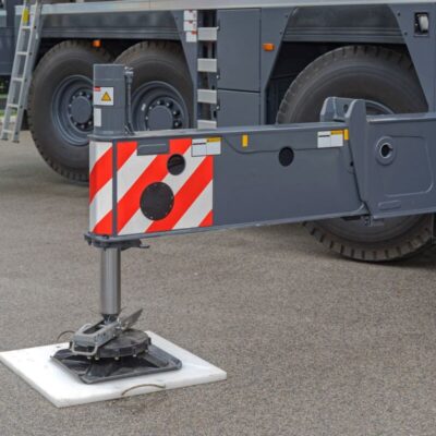 Podpory dźwigu osadzone na podkładach stabilizujących pod stopy HDS.