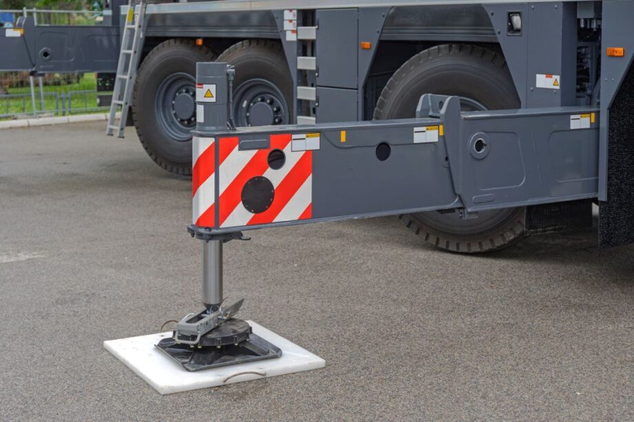 Podpory dźwigu osadzone na podkładach stabilizujących pod stopy HDS.