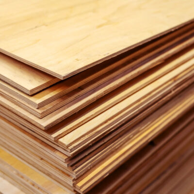 Stos ustawionych pionowo płyt ze sklejki, gotowych do użycia.